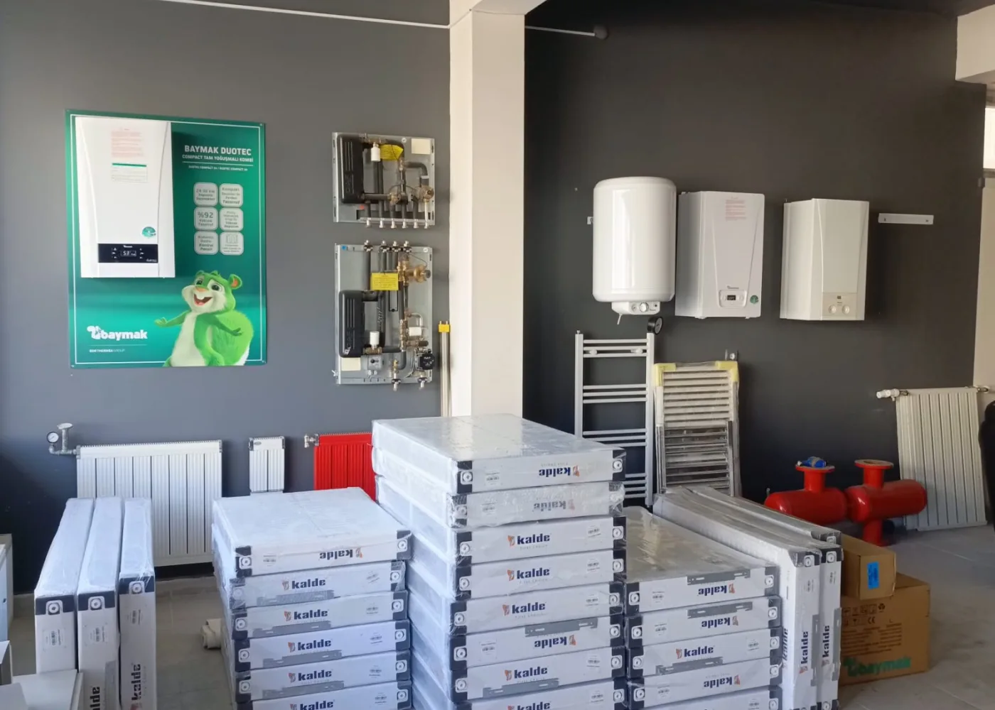 Yelmenoğlu showroomunda kombi, radyatör ve ısıtma sistemi ekipmanları